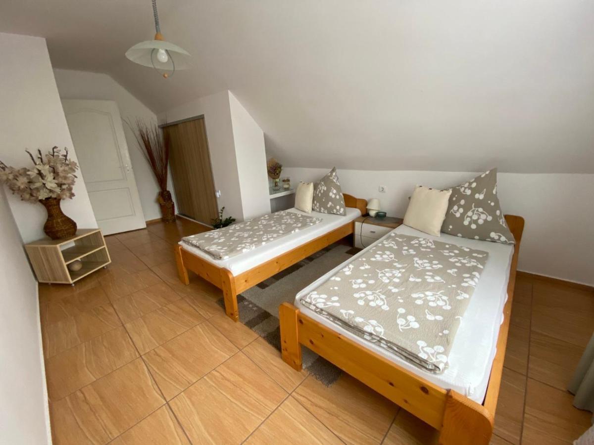 Munkacsy Apartmanok Балатонфенивес Екстериор снимка